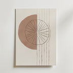 Bozetto Linear Solar Form Poster visar minimalistisk abstrakt konst med en central brun och beige cirkel och fina linjära detaljer på premiumpapper, mot en ljus matt yta bakgrund.