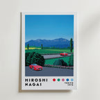 The Bozetto "Hiroshi Nagai Alpine Drive Poster" visar två röda sportbilar på en väg framför gröna fält och alper, med texten "HIROSHI NAGAI" och "TOKYO 1973" - en hyllning till retroestetik.