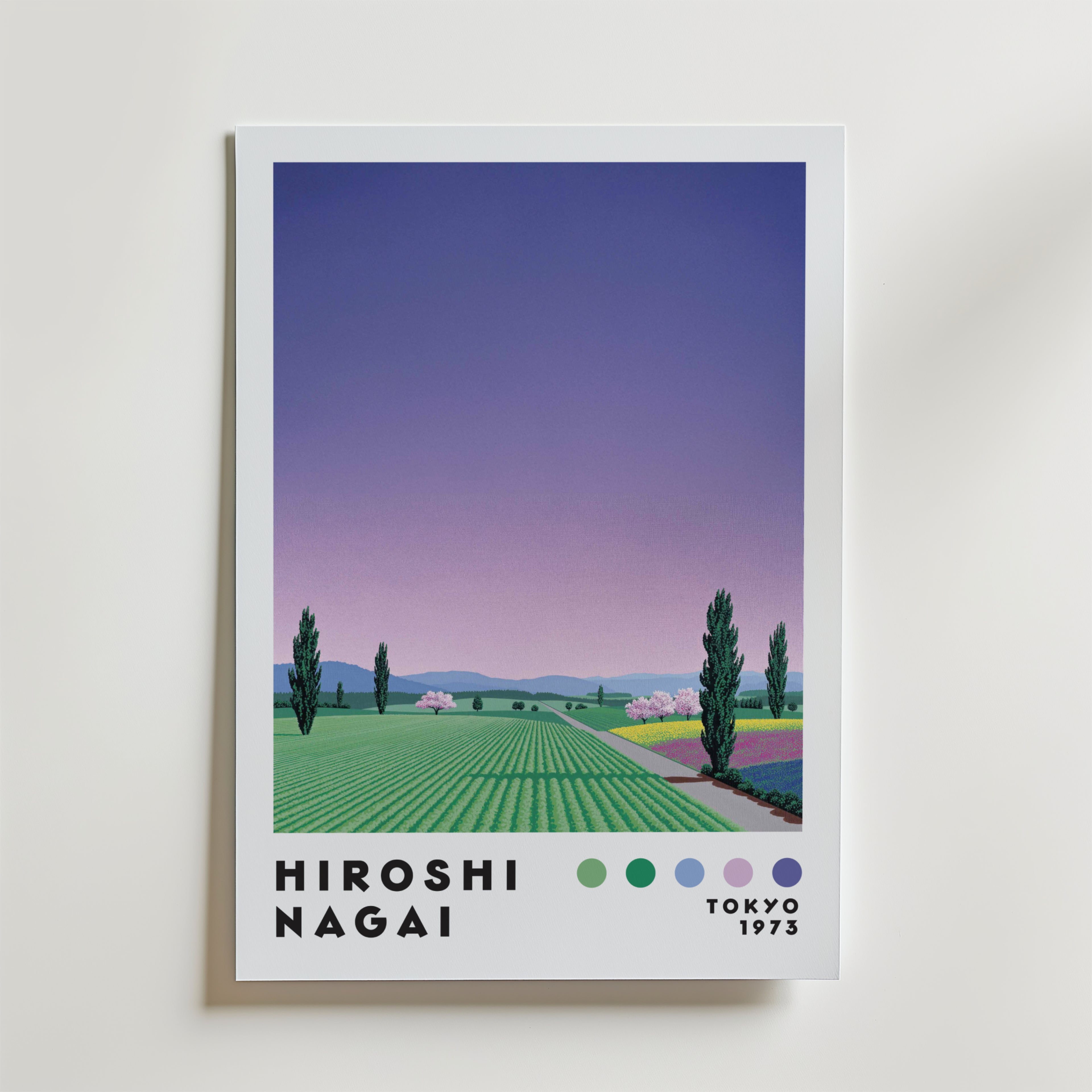 Bozetto Hiroshi Nagai Lavender Fields Poster visar ett minimalistiskt landskap av lavendelfält, träd och kullar under en lila himmel, med "Hiroshi Nagai, Tokyo 1973" och färgprover längst ner för en romantisk touch.