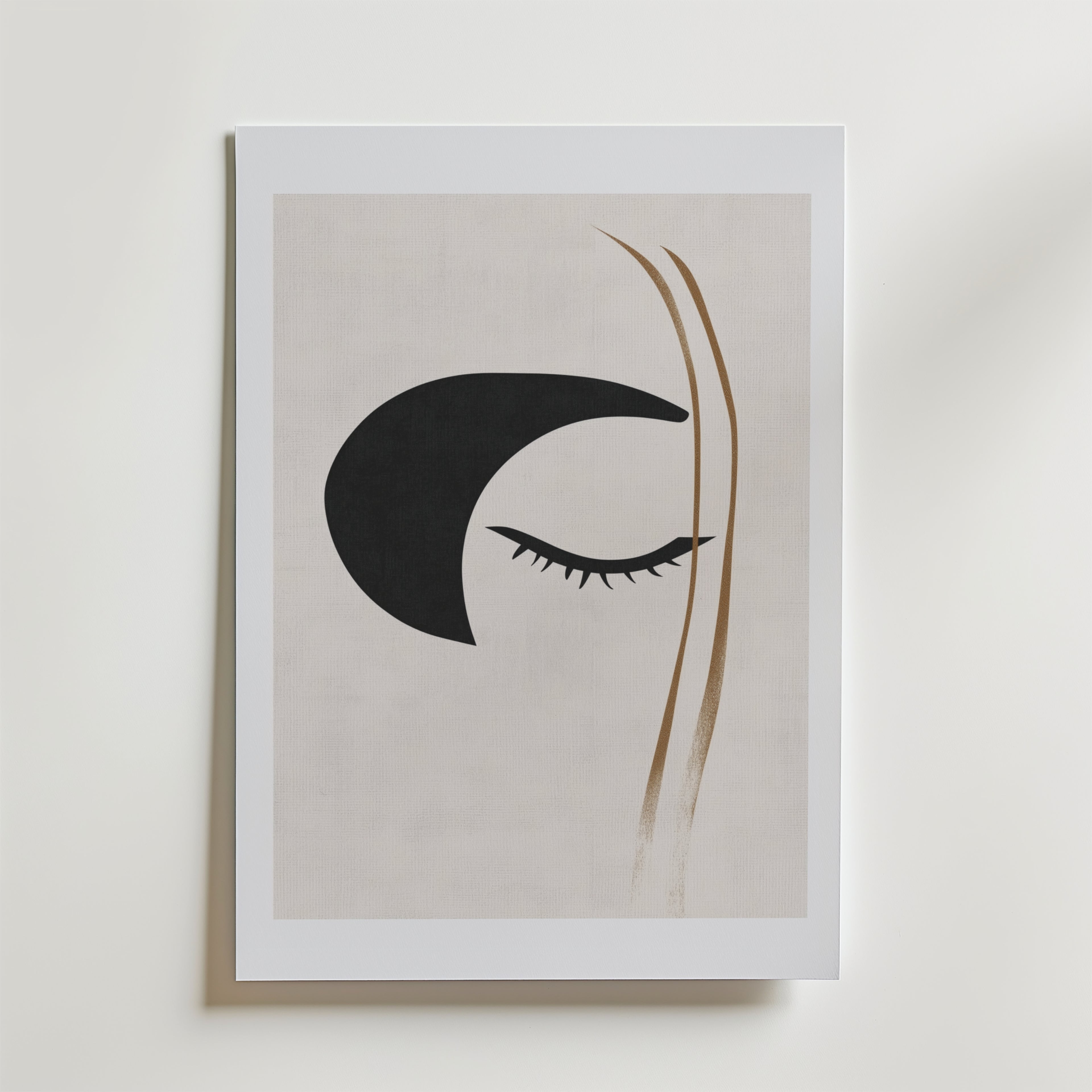 Bozetto Divine Blink Poster föreställer ett minimalistiskt stängt öga med långa fransar, svart halvmåne och guldlinjer på beige, inramad i vitt - en perfekt inredningsdetalj tryckt på FSC-certifierat premiumpapper.