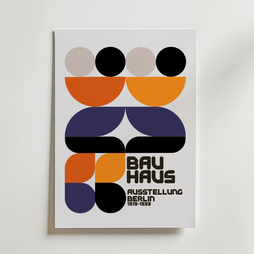 Bauhaus Berlin Exhibition Poster från Bozetto har abstrakta geometriska former i svart, orange, lila och beige med texten "Bauhaus Ausstellung Berlin 1919-1933" i vitt - tryckt på premiumpapper för minimalistisk inredning.