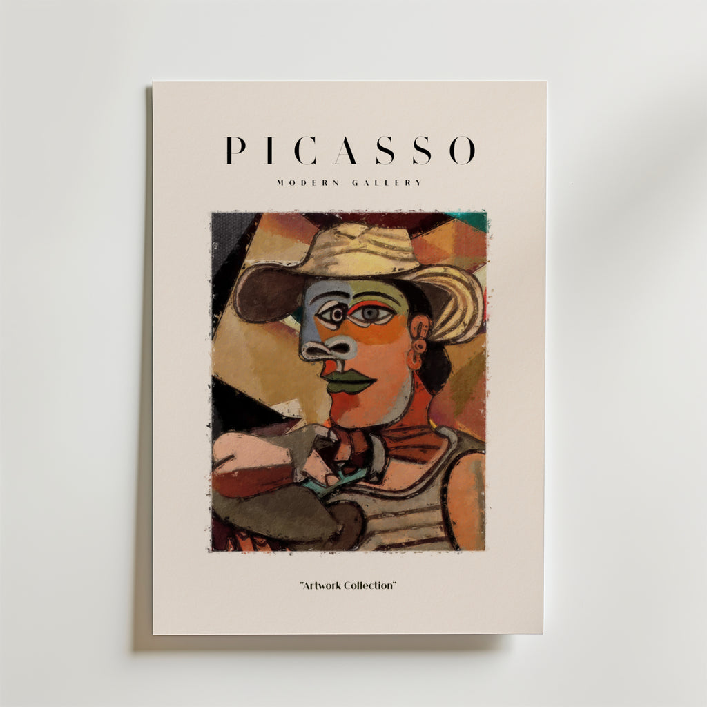 En Bozetto Picasso Abstract Cowboy Portrait Poster föreställer en kubistisk figur i hatt med djärva former och starka färger. Texten lyder "PICASSO MODERN GALLERY" ovan och "Artwork Collection-perfekt för västerndekor" nedan.