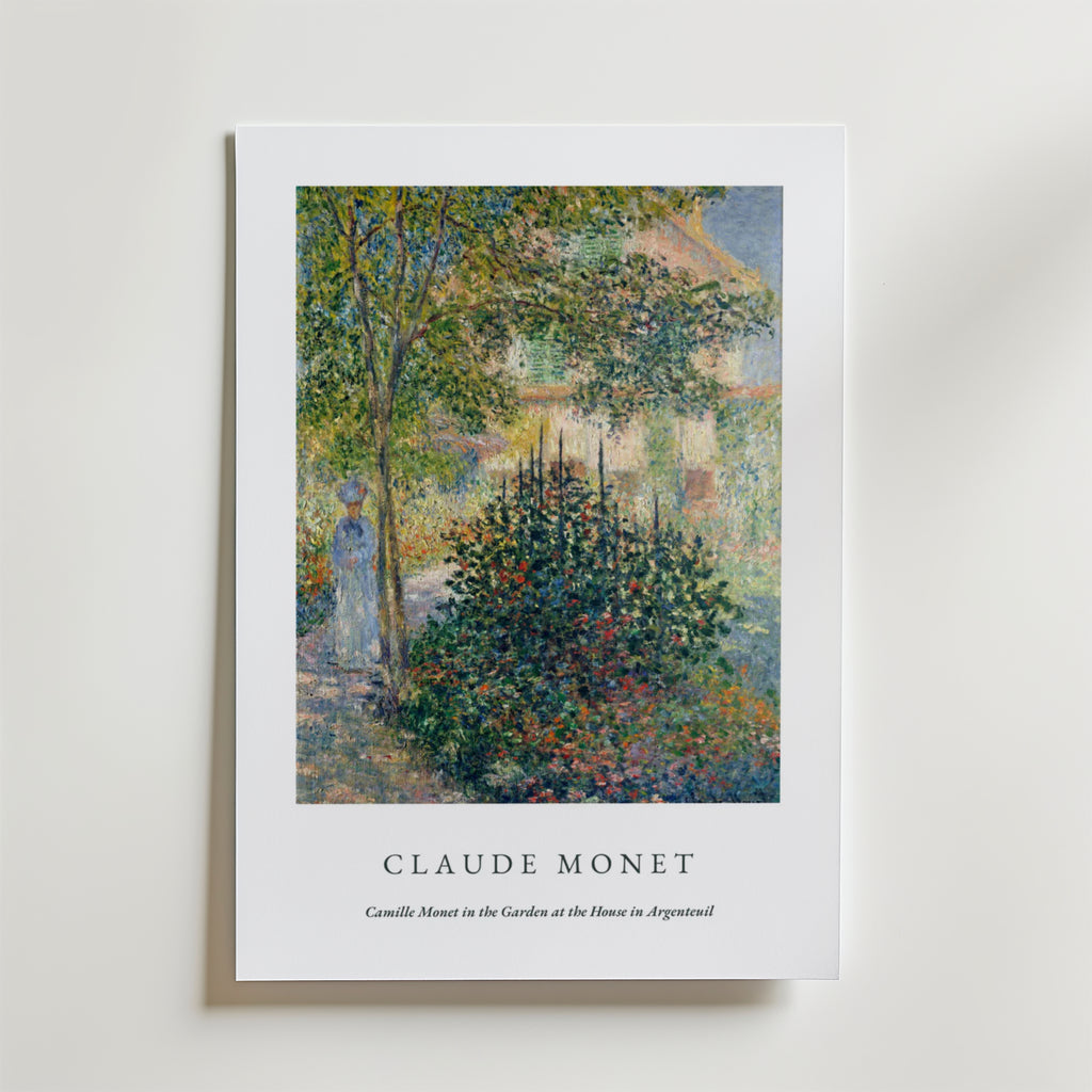 En premium Bozetto-affisch med titeln "Claude Monet Painting Of Camille Monet" visar en impressionistisk scen med en kvinna i en blå klänning i en frodig trädgård. Texten lyder: CLAUDE MONET med målningens titel nedan.