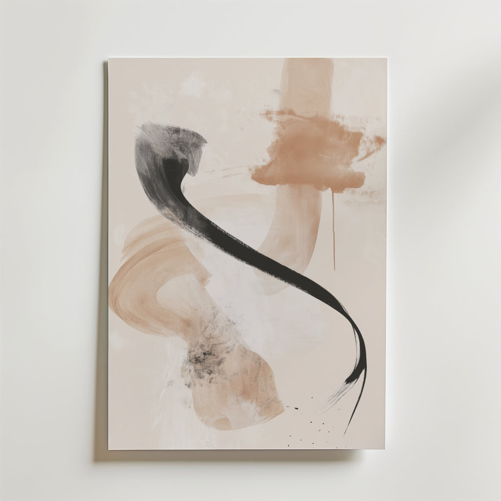 Bozetto Kinetic Brush Poster har minimalistisk abstrakt konst på premiumpapper, med mjuka beige och bruna penseldrag och en djärv svart kurva mot en skarp vit bakgrund.