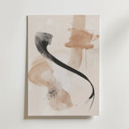 Bozetto Kinetic Brush Poster har minimalistisk abstrakt konst på premiumpapper, med mjuka beige och bruna penseldrag och en djärv svart kurva mot en skarp vit bakgrund.