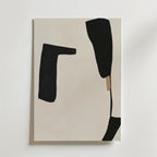 Bozetto Minimal Abstract Form Poster är tryckt på premiumpapper med en matt finish och har en asymmetrisk, modern minimalistisk design med geometriska former i svart på en beige botten med en liten solbrun accent.