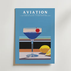 Bozetto Aviation No.2 Drink Poster visar ett blått coupeglas med körsbärsgarnering på en färgglad randig bakgrund med citronaccenter - perfekt inredning med cocktailtema för entusiaster.