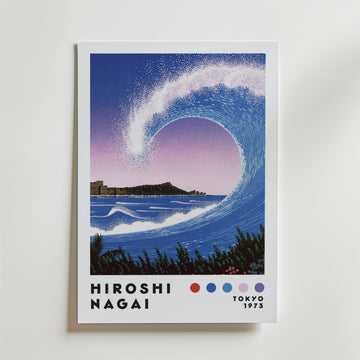 Bozetto Hiroshi Nagai Diamond Wave Poster föreställer en stiliserad blå våg som ringlar sig mot stranden, uppbackad av en stadsbild och berg, med 