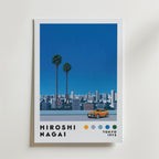 Bozetto Hiroshi Nagai Urban Cruise Poster föreställer två höga palmer, en orange bil och Tokyos skyline under en blå himmel, med texten "Hiroshi Nagai, Tokyo 1973" och färgprover nedanför, vilket framkallar en retrodoftande framtidstro-vibe.