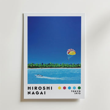 Bozetto Hiroshi Nagai Island Parasail Poster visar en speedbåt som drar en parasailer med en ljus fallskärm över en tropisk strand och blå himmel. 