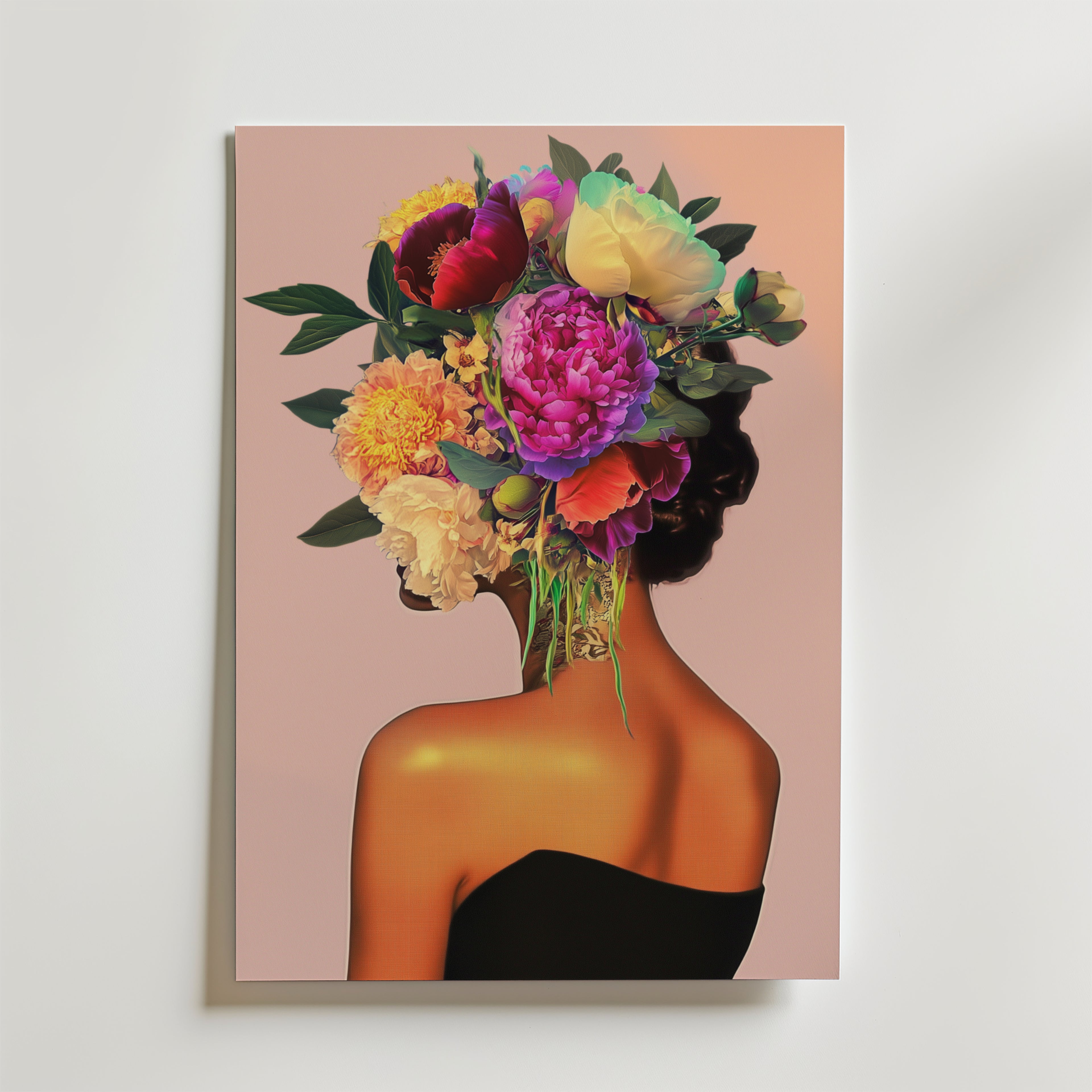 Floral Hair Portrait Poster by Bozetto föreställer en kvinna i svart axelbandslös klänning med huvudet som en livlig blombukett mot en mjuk rosa bakgrund, tryckt på premiumpapper med en lyxig matt finish.