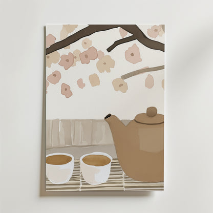 Bozetto Tea In Bloom Poster föreställer en brun tekanna och två tekoppar på en matta med körsbärsblommor, mot en vit vägg - perfekt för att skapa en harmonisk atmosfär.