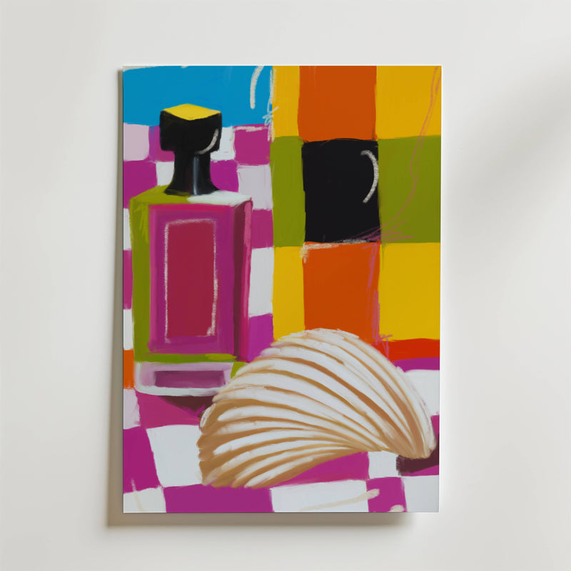 Shell & Scent Poster från Bozetto föreställer en rosa parfymflaska och snäckskal på en rutig yta med en färgglad geometrisk bakgrund - perfekt för att skapa livfulla sommardekor i ditt rum.
