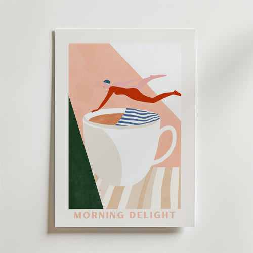 Coffe Diving Drink Poster från Bozetto föreställer en simmare som dyker ner i en kaffekopp ovanför "MORNING DELIGHT". Postern är tryckt på premiumpapper och de abstrakta formerna och varma tonerna skapar en lekfull och glad morgonstämning.