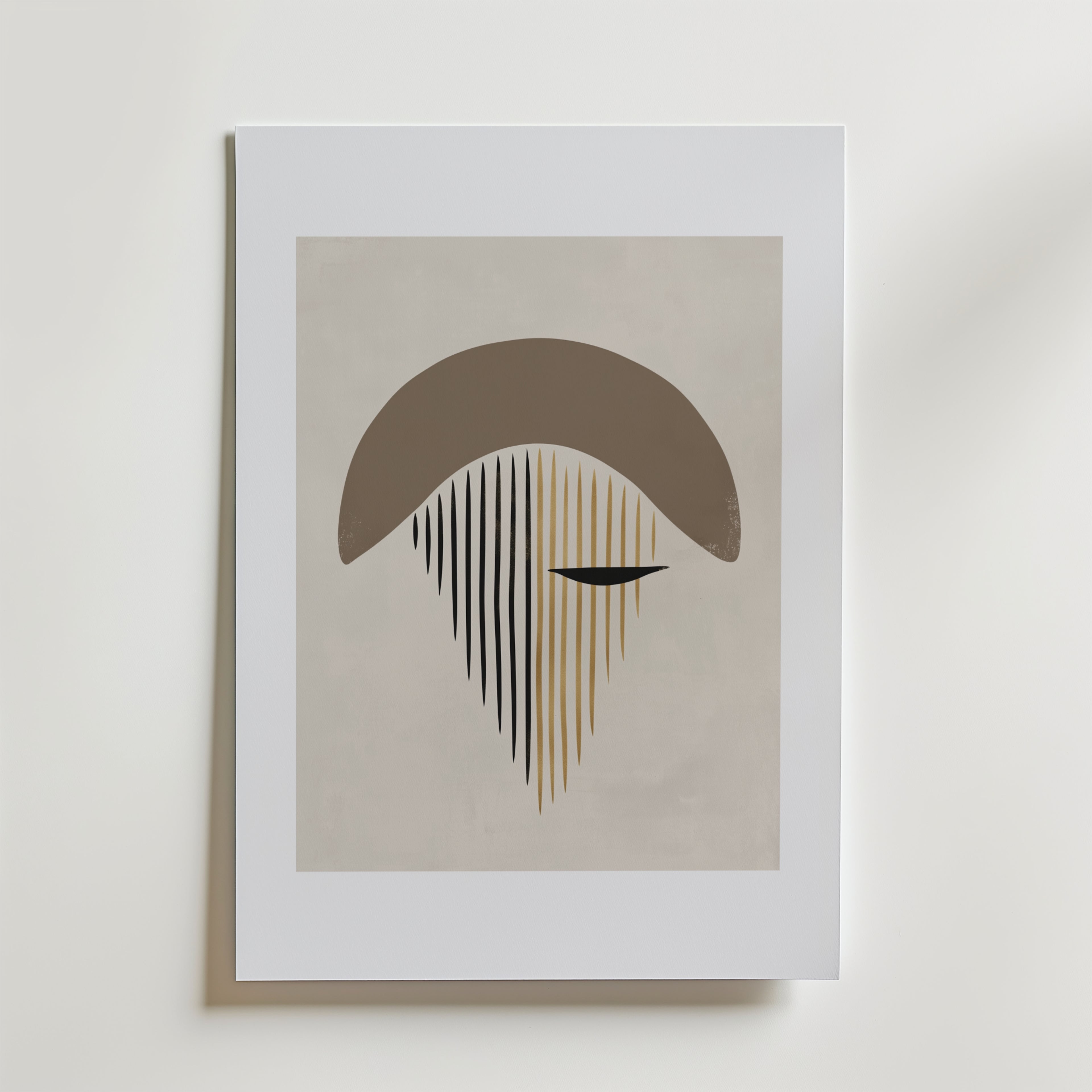 Bozetto Whispering Eye Poster har abstrakta jordfärgade former - en böjd brun båge, vertikala svarta och bruna linjer och en kort horisontell accent - tryckta på premiumpapper för konstnärlig elegans mot en ljus bakgrund.
