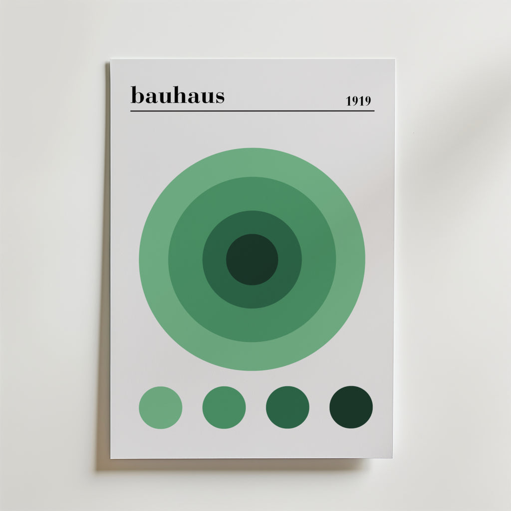 Bozetto Bauhaus Green Circles Poster är tryckt på FSC-certifierat premiumpapper med "bauhaus" och "1919" högst upp, gröna koncentriska cirklar i mitten och fem gröna cirklar längs ner på vit botten.