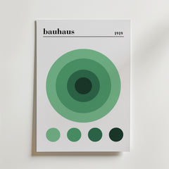 Bozetto Bauhaus Green Circles Poster är tryckt på FSC-certifierat premiumpapper med "bauhaus" och "1919" högst upp, gröna koncentriska cirklar i mitten och fem gröna cirklar längs ner på vit botten.