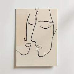 Minimalistisk linjekonst av två abstrakta ansikten i profil, tätt vända mot varandra på en ljusbeige bakgrund. Whispered Intimacy Poster by Bozetto är tryckt på premiumpapper för elegant väggkonst med böljande svarta linjer och mjuka konturer.