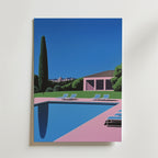 Pink & Blue Retro Hiroshi Poster by Bozetto föreställer en minimalistisk poolscen med solstolar, ett högt träd och en rosa byggnad på en djupblå botten, vackert tryckt på FSC-certifierat premiumpapper med lyxigt matt yta.