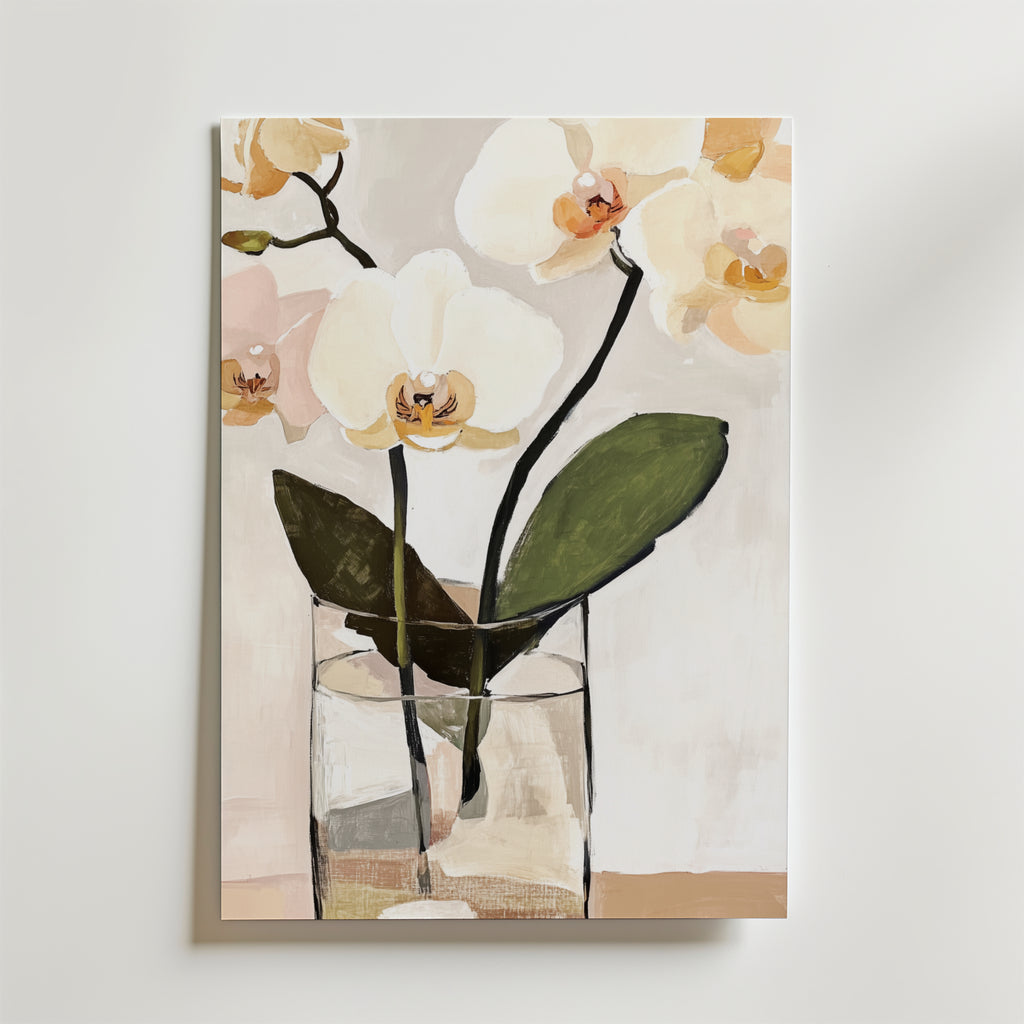 Bozetto Wild Daisy Field Poster föreställer vita och ljusgula orkidéer med gröna blad i en glasvas på en ljus bakgrund, tryckt på premiumpapper för lång hållbarhet - perfekt för att komplettera din inredning.