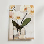 Bozetto Wild Daisy Field Poster föreställer vita och ljusgula orkidéer med gröna blad i en glasvas på en ljus bakgrund, tryckt på premiumpapper för lång hållbarhet - perfekt för att komplettera din inredning.