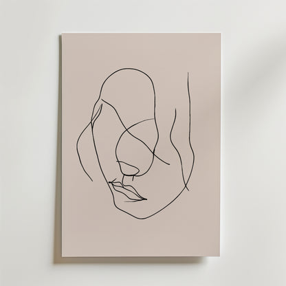 Soft Shadows Poster by Bozetto visar en minimalistisk linjeteckning av ett mänskligt ansikte på beige, med en kontinuerlig svart linje på premiumpapper för ett abstrakt, elegant och enkelt porträtt.