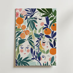Faces in Bloom Poster från Bozetto är en finurlig, målerisk konstprint med abstrakta ansikten, gröna blad och orangea frukter på vit botten. Tryckt på premiumpapper med en lyxig matt finish.