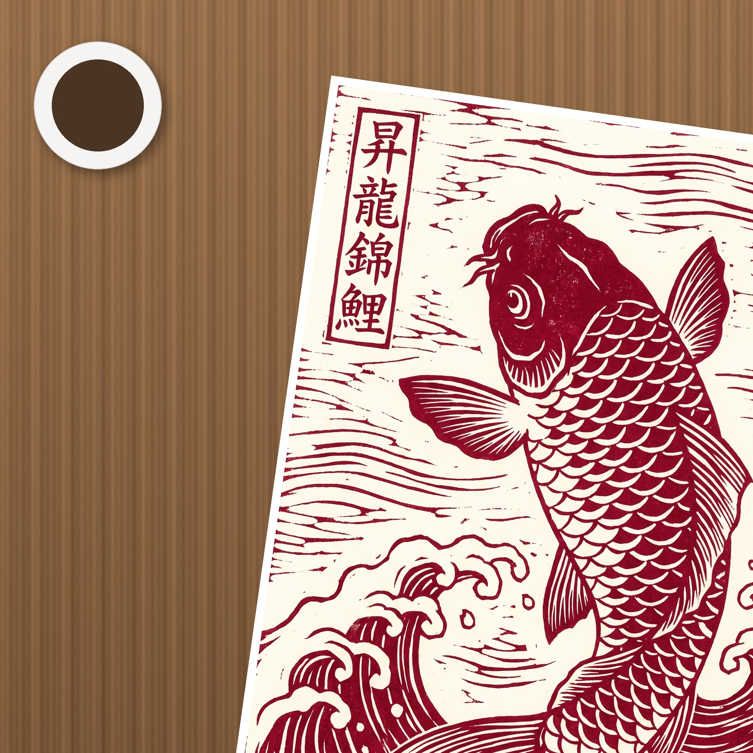 Red Koi Linocut Poster – närbild på papper