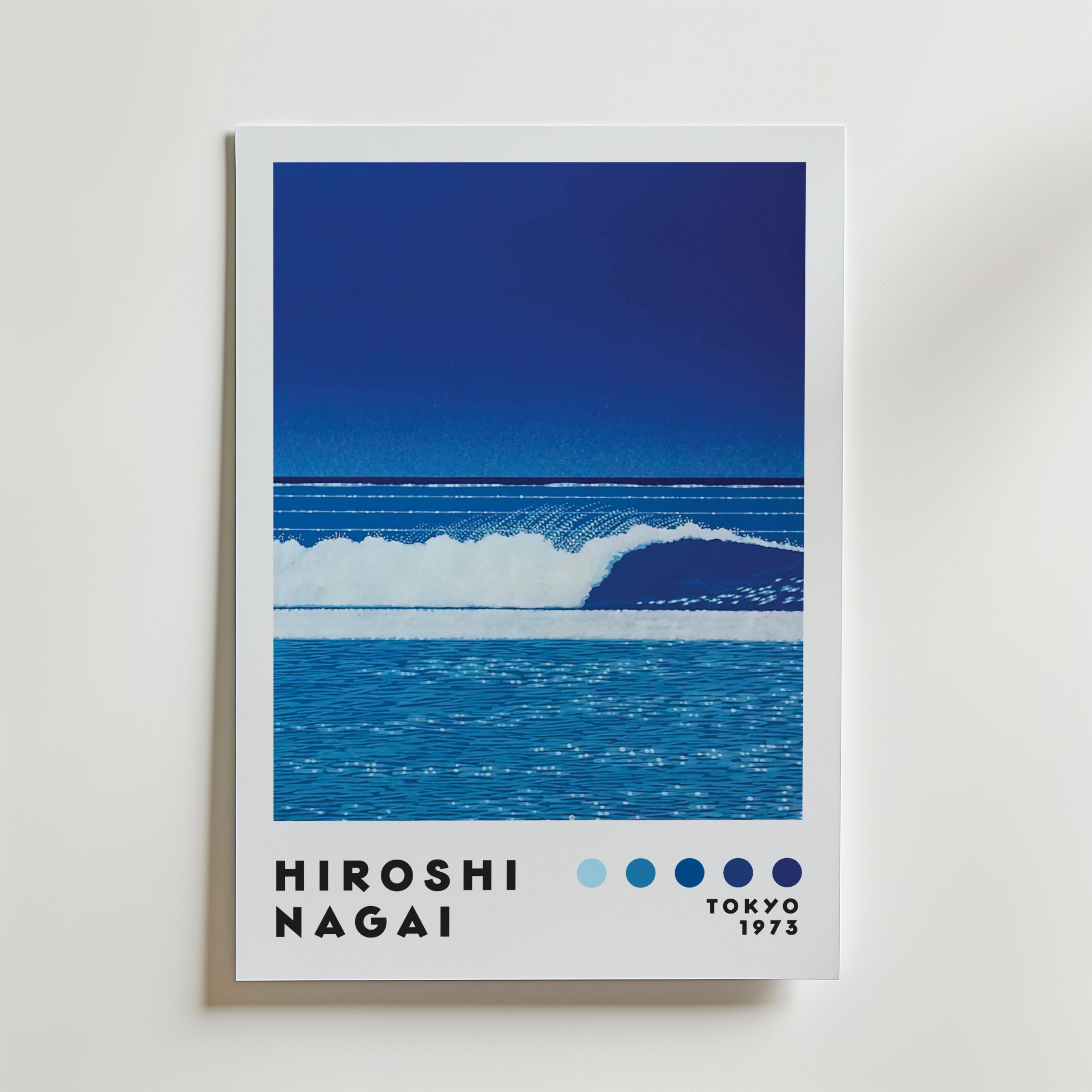 Bozetto Hiroshi Nagai Ocean Horizon Poster föreställer en stiliserad blå havsvåg under en gradient himmel, med "Hiroshi Nagai" och "Tokyo 1973" text och fyra blå nyanser inspirerade av stilla havet.