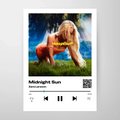 En Bozetto Personlig Musikposter visar Spotify-låten "Midnight Sun" av Zara Larsson. Omslagsbilden föreställer en blond kvinna i orange klänning som knäböjer i gräset med solljus som skiner genom träden bakom henne.