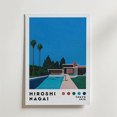Hiroshi Nagai Poolside Serenity Poster från Bozetto föreställer en modernistisk villa, pool, två höga palmer, klarblå himmel, "HIROSHI NAGAI", "TOKYO 1973" och färgade cirklar längs ner.