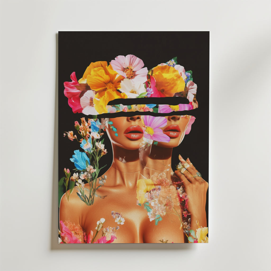 Bozetto Floral Vision Portrait Poster föreställer en kvinna med glödande hud och blommor som växer från hennes kropp, hennes fördubblade ansikte delvis dolt av blommorna på en svart bakgrund, tryckt på premiumpapper med matt yta, visad på en vit vägg.