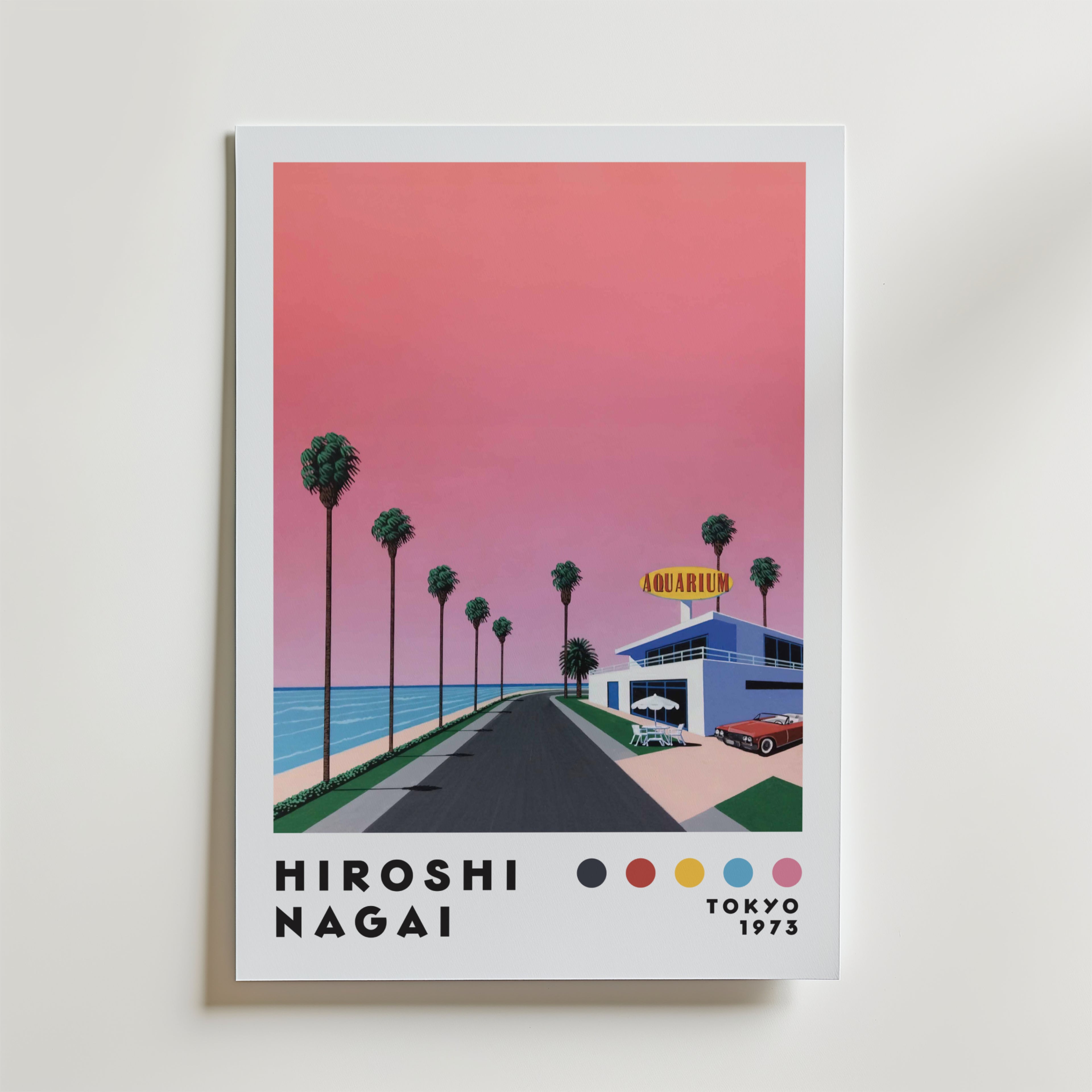 Bozetto Hiroshi Nagai Sunset Coast Poster föreställer en rosa solnedgång över en palmkantad kustväg som leder till en akvariebyggnad, med "Hiroshi Nagai Tokyo 1973" och färgade prickar längst ner.