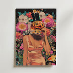 En surrealistisk Bozetto-affisch med en kvinna i en glänsande persikoklänning med guldfiskhuvud och hög hatt, omgiven av livfulla blommor och små guldfiskar på en mörk bakgrund - perfekt som affisch med Surreal Fish Portrait.