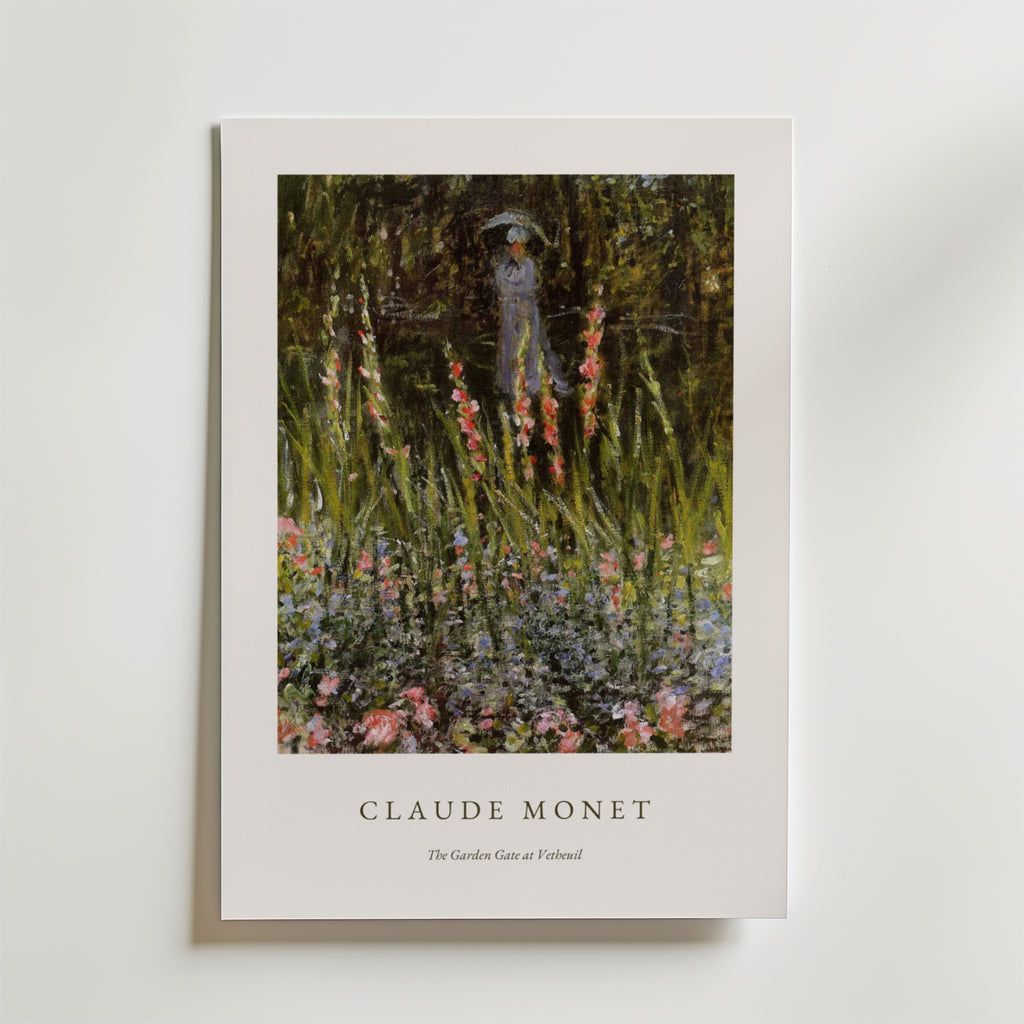 Bozetto Claude Monet The Garden Gate Poster föreställer en grönskande trädgårdsscen med en kvinna och ett paraply, tryckt på premiumpapper, med Monets namn och konstverkets titel elegant placerade nedanför.