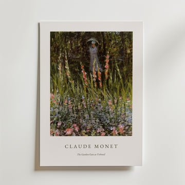 Bozetto Claude Monet The Garden Gate Poster föreställer en grönskande trädgårdsscen med en kvinna och ett paraply, tryckt på premiumpapper, med Monets namn och konstverkets titel elegant placerade nedanför.