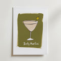 Bozetto Dirty Martini Poster har en minimalistisk cocktaildesign med en grön olivgarnering på en olivgrön bakgrund. Tryckt på premiumpapper med lyxig matt yta, "Dirty Martini" visas under glaset.