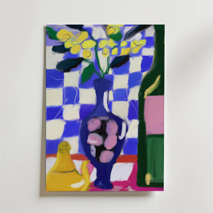 Quiet Balance Poster från Bozetto har en djärv, abstrakt design av en vas med gula blommor, en flaska och en banan på ett bord mot en blå- och vitrutig bakgrund, inspirerad av skandinavisk enkelhet.