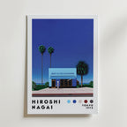 Bozetto Hiroshi Nagai Barber Shop Poster har minimalistisk vintagekonst av en barberarbyggnad med palmer och en blå himmel, "Hiroshi Nagai" och "Tokyo 1973" text nedan, plus färgprover för en retroarkitektonisk atmosfär.