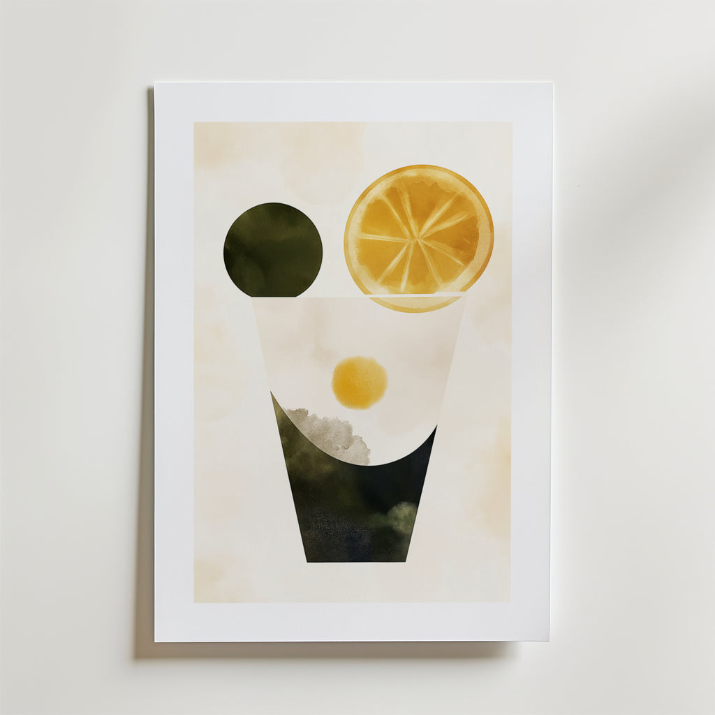 Bitters & Brights Poster by Bozetto föreställer ett geometriskt glas, en abstrakt citronskiva och en oliv på premiumpapper med en ljus, neutral bakgrund. FSC-certifierad för ett hållbart val.
