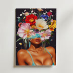 Bozetto Cosmic Floral Vision Poster har digital konst av en kvinna med levande blommor som blommar från hennes huvud, glödande prickar och djärva färger. Denna surrealistiska konstposter är tryckt på premiumpapper och ger en levande stil till alla utrymmen.