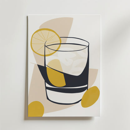 Bozetto Golden Abstract Drink Poster har en minimalistisk illustration av ett glas med isbitar, citronskiva och två citroner på en ljus abstrakt bakgrund i dämpad gul, svart och beige - perfekt för modern inredning.