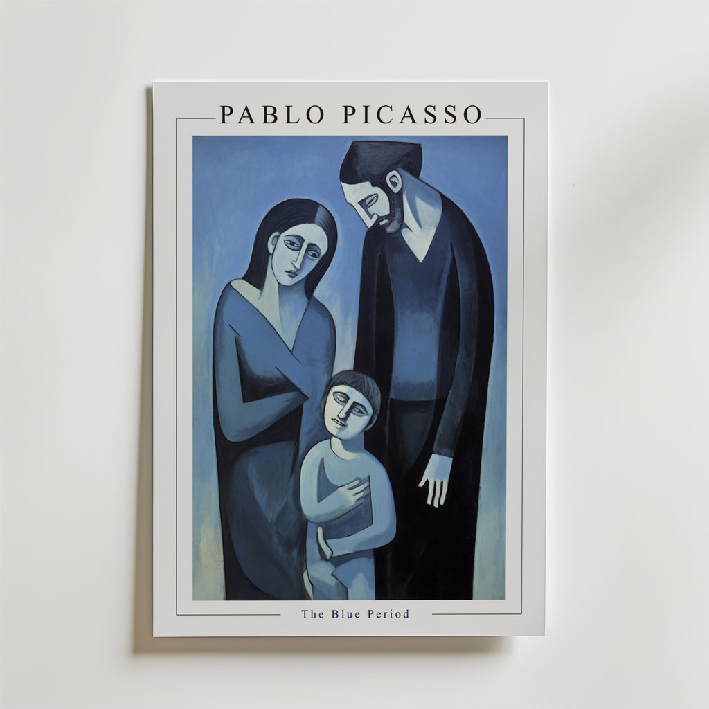 Bozetto Picasso A Family in Silence Poster visar tre dystra figurer - två vuxna och ett barn - i blå toner, vilket fångar det känslomässiga djupet i Picassos blå period.