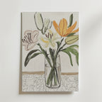 Bozetto "Purple Lavender Fields Poster" föreställer en glasvas med tre stora krämfärgade, rosa och orange blommor med gröna blad på en mönstrad yta mot en matt vit bakgrund, tryckt på premiumpapper.