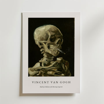 Bozetto Van Gogh Skeleton With Burning Cigarette Poster har ett slående skelett med en tänd cigarett mot en mörk bakgrund, vilket gör ett djärvt uttalande för alla utrymmen.