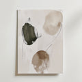 Organic Flow Poster by Bozetto är ett minimalistiskt abstrakt print med tre suddiga, jordnära former i olivgrönt, beige och brunt på lyxigt matt yta. Tryckt på FSC-certifierat premiumpapper för en mjuk och modern look.
