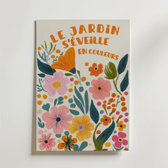 Bozetto Floral Garden Poster visar illustrerade orange, rosa, gula och gröna blommor och blad med den franska frasen "Le jardin s'éveille en couleurs" på ljust FSC-certifierat premiumpapper.