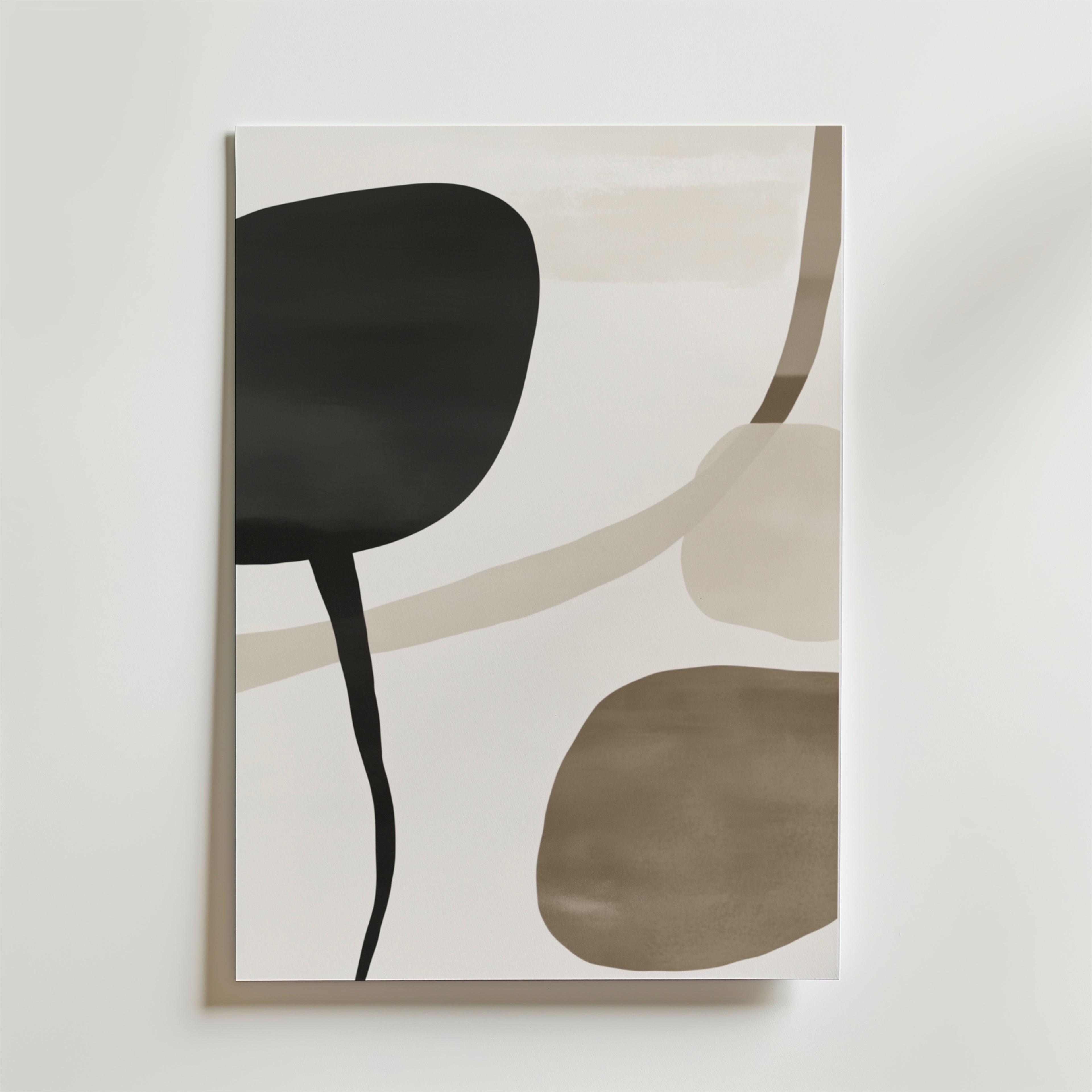 Abstract Serenity Poster by Bozetto har organiska former i svart, taupe och beige på vitt premiumpapper med matt yta. Mjuka kurvor och en modern palett skapar ett lugnt uttryck, perfekt för att sätta upp på en vit vägg.