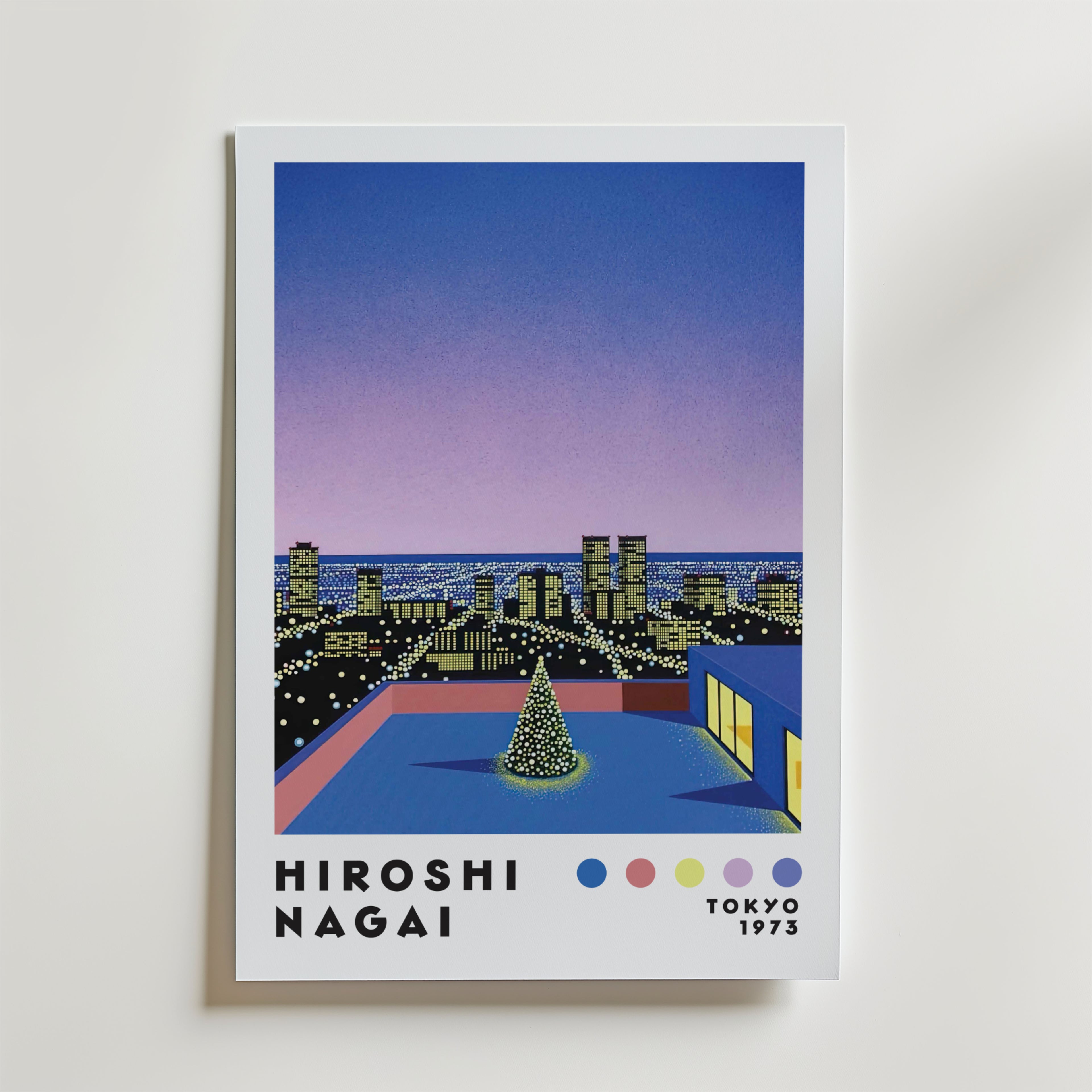 Bozetto Hiroshi Nagai Rooftop Christmas Lights Poster föreställer ett hustak med en julgran ovanför en stad i skymningen, lysande fönster, en graderad himmel och "Hiroshi Nagai, Tokyo 1973" med fem färgpunkter nedanför.