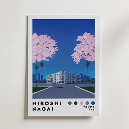 På Bozetto "Hiroshi Nagai Cherry Blossom Avenue Poster" syns en vit byggnad med palmer och två stora rosa körsbärsblomsträd mot en djupblå himmel. Texten nedan visar "Hiroshi Nagai", "Tokyo 1973" och färgade cirklar.